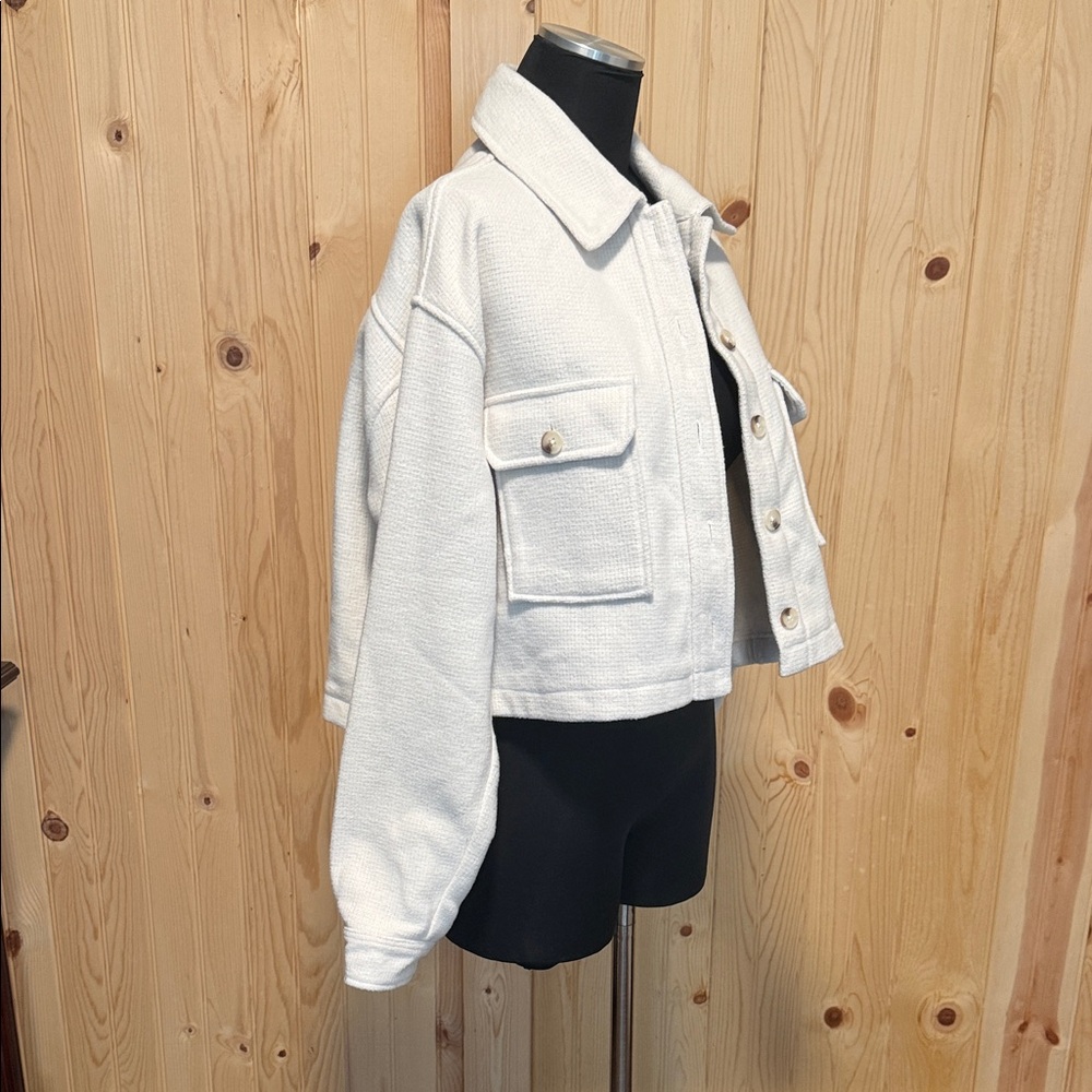 Cropped Women's Cream Button-Front Shacket - Picture 3 of 7